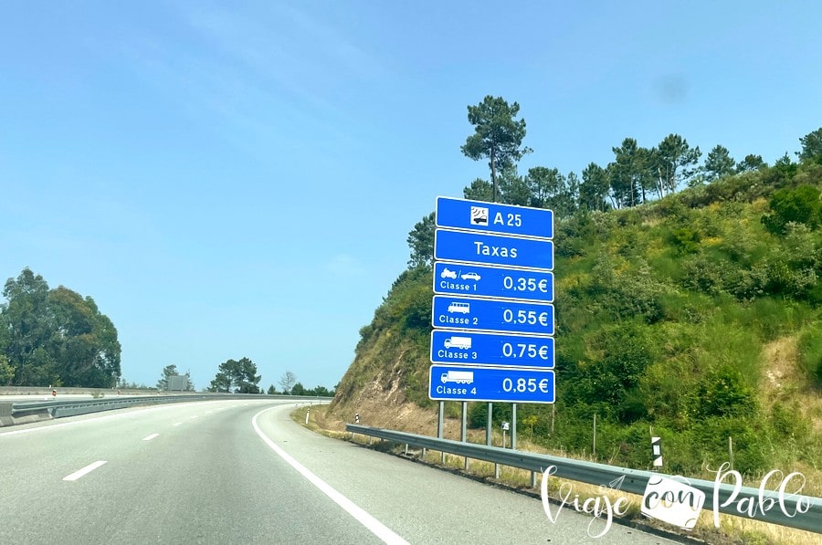 Indicador con las tasas de un arco de los peajes en Portugal