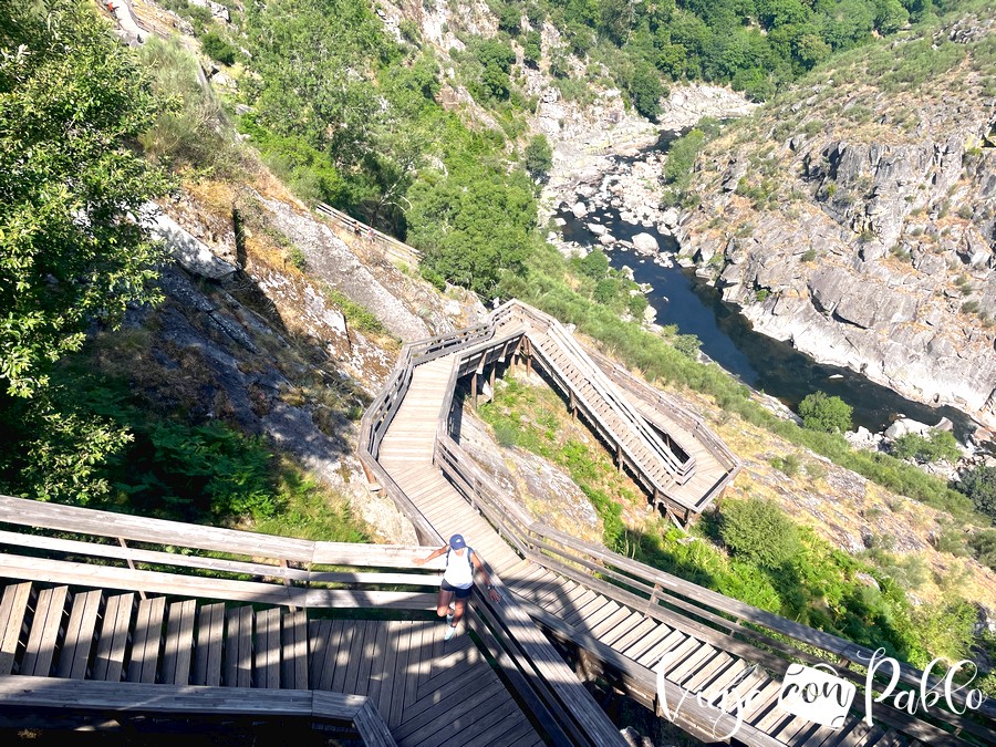 Tramo de escaleras en las pasarelas del Paiva tras cruzar el puente 516 de Arouca