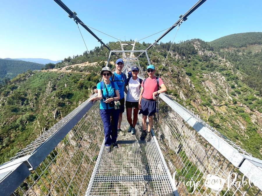 Foto de familia en el puente 516 de Arouca