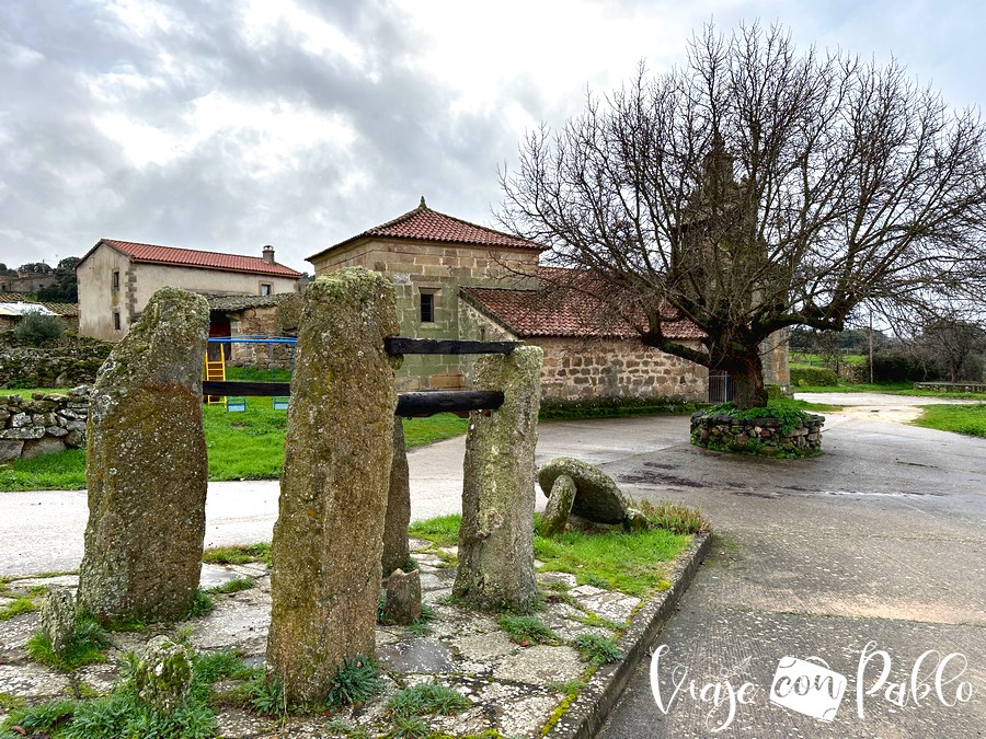 Potro para herrar vacas junto a la iglesia de Mámoles