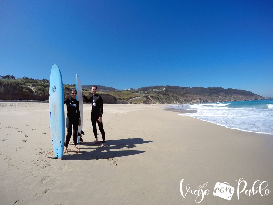 Surf en la playa de Razo