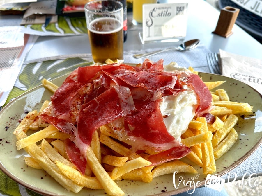 Huevos rotos con jamón del restaurante Estilo