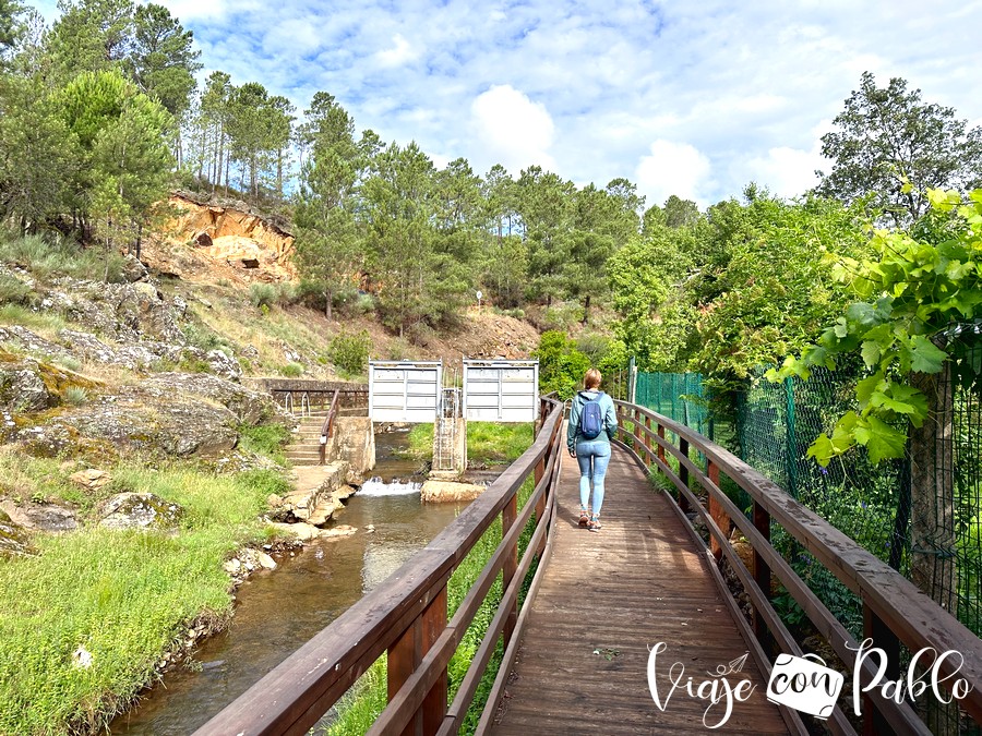 Pasarela de acceso a la piscina natural de Valverde del Fresno