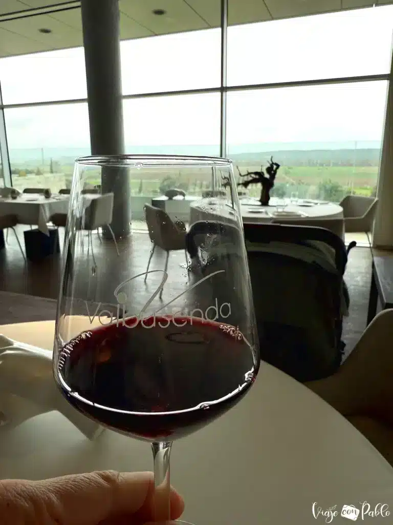 Vino tinto de Valbusenda en el restaurante Nube