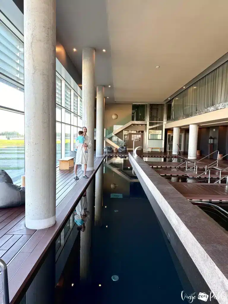Piscina climatizada del spa de Valbusenda